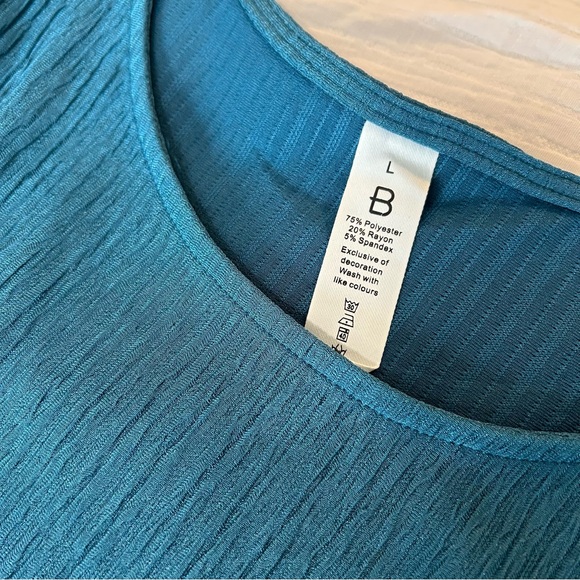 Short sleeve casual dressy top with ruffle sleeve Large - Picture 5 of 7